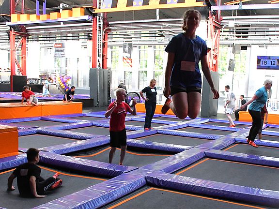 Im JUMP HOUSE, Trampolin macht fliegende Menschen .JPG