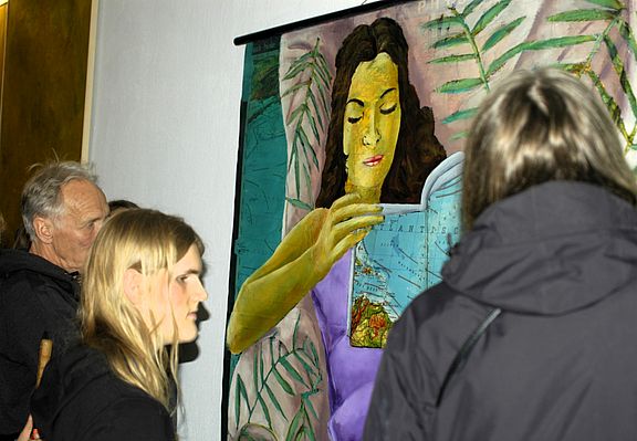 Kunstausstellung im Kloster, Weltkarte mit lesender Frau, Catrin Geldmacher erläutert das Werk des Malers Bernd Rüsel Foto:Robert Heuser