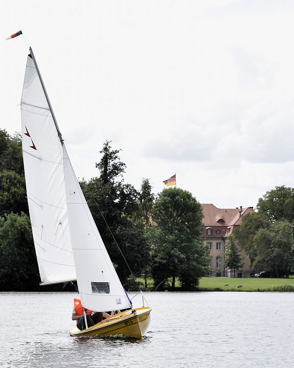 Segeln mit halbem Wind, im Hintergrund die Borsig Villa .JPG