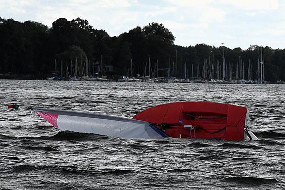 Kentern gehört zum Segeln, Gekenterter Topper.JPG