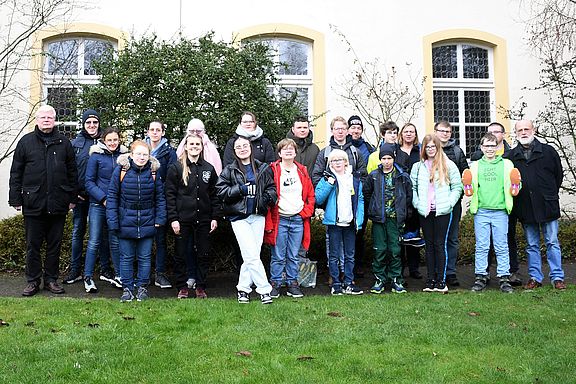 Teilnehmendengruppe vor dem Klostergebäude