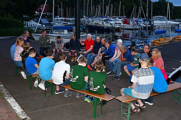 Abendliche Kennenlernrunde am Bootssteg