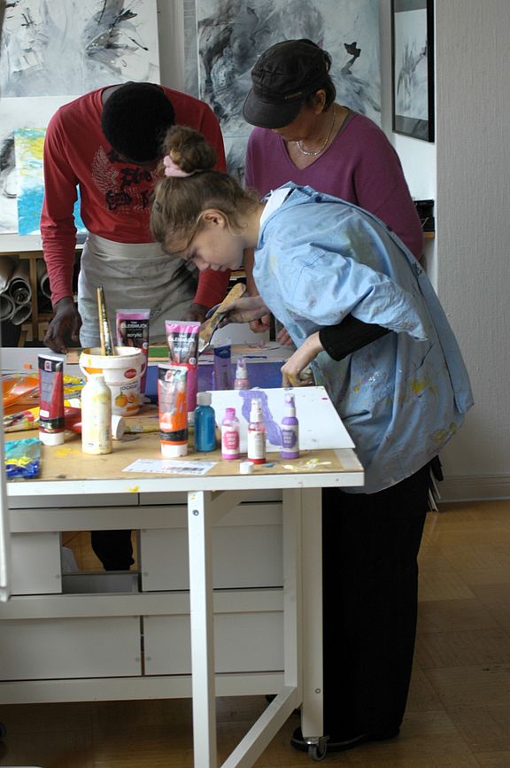 Tarek und Leona, beobachtet von Leiterin Birgit Frieda, prüfen ihre letzten Arbeitsschritte. Foto: Robert Heuser