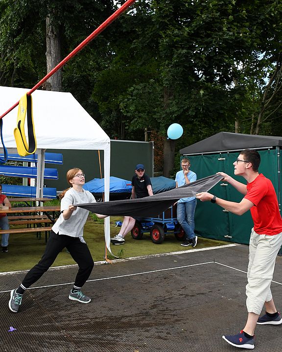 Wasser-Ballon-Volleyball, Josse und Yannik fangen den Ballon.JPG
