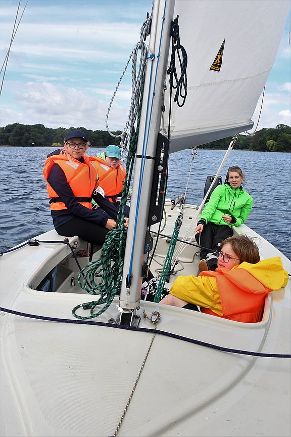 Girls-Sailing-Team, Sophie an der Pinne,Inga bedient Großschot, Nora ,Fokschot, und Pia sorgt für Boottrimm