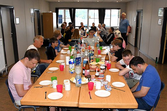 BFS-Segelkurs, Frühstück im Aufenthaltsraum.JPG