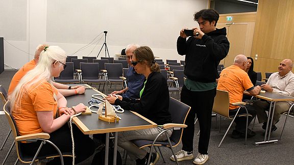 Die Arbeitsgruppen werden für den Lifestream gefilmt